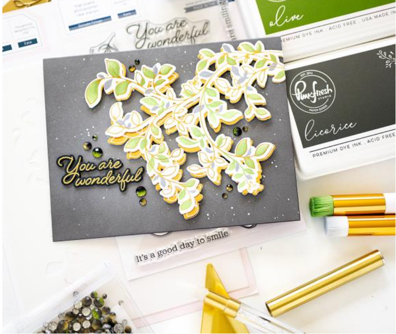 Kit de Sello, Troquel y Stencil - Delicate Foliage - (CLASE VIRTUAL INCLUIDA)